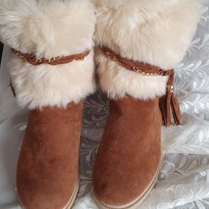 Faux fur lined winter boots with tread. Cute fur lined warm with stylish chain.
